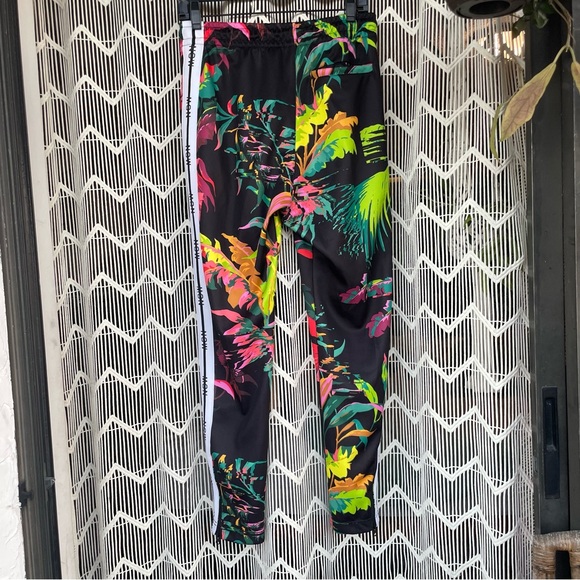 Men’s Nike NSW tropical track pants - Picture 3 of 14
